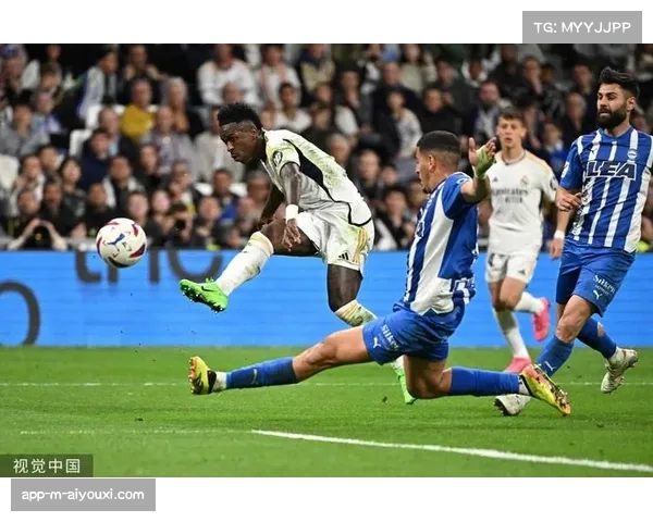 皇马豪取八连胜登顶积分榜维尼修斯双响建功